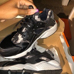 Nike huaraches( WORN 8/10 , no sole in shoe)